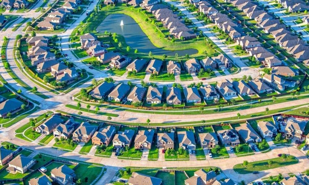 Foreclosure Crisis 2025: Opportunistic Investors Eye Distressed Assets