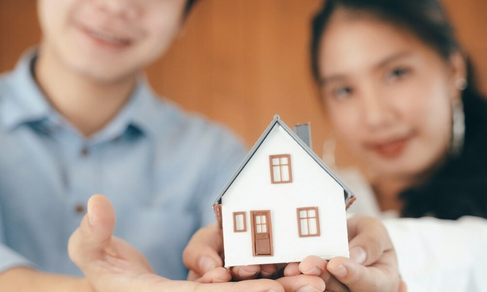 Mortgage Applications Tumble 5.2% as Rates Reach 4-Week High